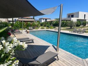 Bazén v ubytovaní Cala Rossa, Pinarello, Saint Cyprien - La Villa D'Alice alebo v jeho blízkosti