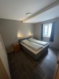 - une petite chambre avec un lit et une fenêtre dans l'établissement Maritime apartment in Haugesund, à Haugesund