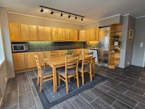 - une cuisine avec une table en bois et des placards en bois dans l'établissement Maritime apartment in Haugesund, à Haugesund