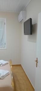 Televízia a/alebo spoločenská miestnosť v ubytovaní VASIANA Country House