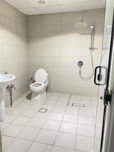 a bathroom with a shower and a toilet and a sink at ليالي الخالدية سدو مع دخول ذاتي in Riyadh
