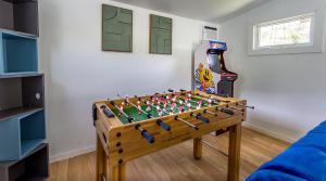 Sala de juegos en Retro Casita on the River! only 1 min to SNP gate! Riverfront with swimming