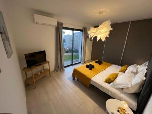 Posteľ alebo postele v izbe v ubytovaní Cala Rossa, Pinarello, Saint Cyprien - La Villa D'Alice + 19 fotografií
