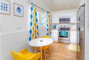 Una cocina o zona de cocina en Retro Casita on the River! only 1 min to SNP gate! Riverfront with swimming