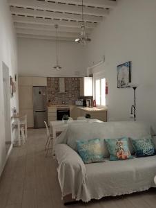 a living room and kitchen with a bed in a room at La Caleta de Cadiz WiFi in Cádiz