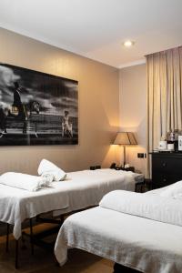 una habitación de hotel con 2 camas y un cuadro en la pared en Hotel B Berdichevsky, en Tel Aviv