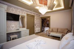 TV a/nebo společenská místnost v ubytování Ervini Boutique Hotel