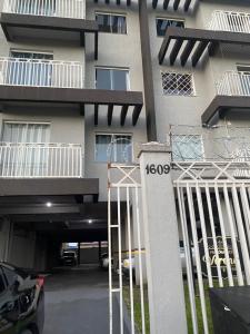 parking przed budynkiem w obiekcie Ap completo proximo ao aeroporto w mieście São José dos Pinhais +12 zdjęć