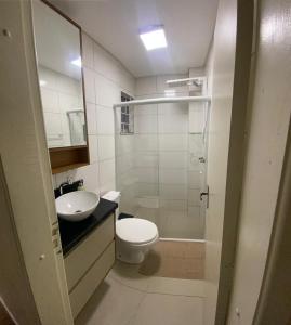 łazienka z toaletą, umywalką i prysznicem w obiekcie Ap completo proximo ao aeroporto w mieście São José dos Pinhais