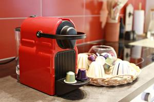 eine rote Nähmaschine, die auf einer Theke neben einem Korb steht in der Unterkunft Appartement le Clarté in Périgueux + 10 Fotos