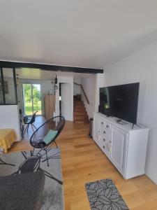 TV a/nebo společenská místnost v ubytování Evene's home