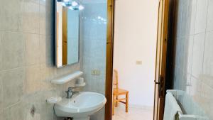 イスキアにあるPensione Casa Verdeの洗面台と鏡のあるバスルーム +37枚の写真