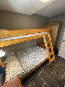 Tempat tidur susun dalam kamar di Maritime apartment in Haugesund