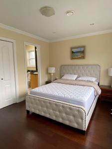 a bedroom with a large white bed in a room at Coze home in Vancouver near YVR in Vancouver