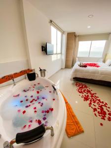 ein Badezimmer mit einer Badewanne mit Herzstücken auf dem Boden in der Unterkunft Hotel Cabreromar By GEH Suites in Cartagena de Indias