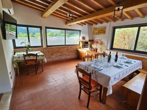 comedor con mesa y algunas ventanas en Guest House Fantaccini, en Pelago