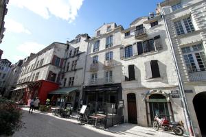 ein Gebäude am Straßenrand in der Unterkunft Appartement le Clarté in Périgueux