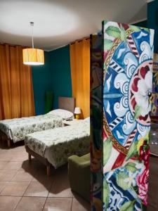 une chambre d'hôtel avec deux lits et un canapé dans l'établissement Odori di zagara, à Caltanissetta