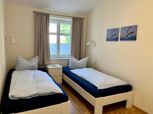 a bedroom with two beds and a window at Alte Buchdruckerei in Heringsdorf