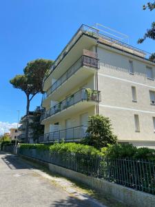 維亞雷焦的住宿－Endless Summer，公寓大楼设有阳台和围栏。