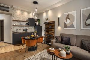 una sala de estar con un sofá y una mesa en Nautilus Luxury Apartments 2, en Rijeka 13 fotos más