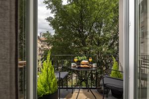 Un balcón con una mesa con comida. en Nautilus Luxury Apartments 2, en Rijeka