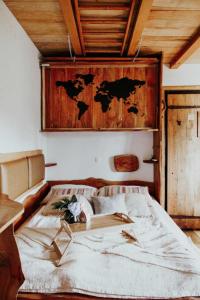 Postel nebo postele na pokoji v ubytování Treehouse Drevesna hiška Štrkovo gnezdo Ranč Jureš