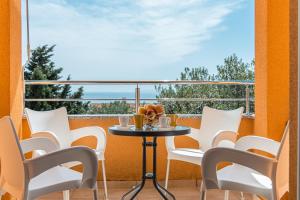 una mesa y sillas en un balcón con vistas en Carpe Diem***, en Lun