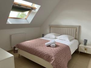 ein Schlafzimmer mit einem Bett und einem Handtuch darauf in der Unterkunft Maison familiale spacieuse -Château de Chambord in Huisseau-sur-Cosson