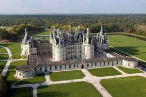 eine Luftansicht eines Schlosses mit grünem Gras in der Unterkunft Maison familiale spacieuse -Château de Chambord in Huisseau-sur-Cosson