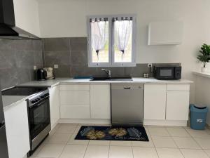 eine Küche mit einem Abwasch auf dem Boden in der Unterkunft Maison familiale spacieuse -Château de Chambord in Huisseau-sur-Cosson