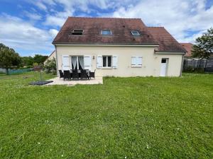 ein weißes Haus mit einem grasbewachsenen Hof in der Unterkunft Maison familiale spacieuse -Château de Chambord in Huisseau-sur-Cosson + 12 Fotos