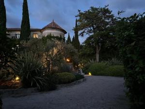 ein Haus mit Garten in der Nacht in der Unterkunft LA PONCHE in Vacqueyras
