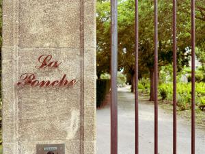 Ein Tor mit den Worten la ronda drauf in der Unterkunft LA PONCHE in Vacqueyras