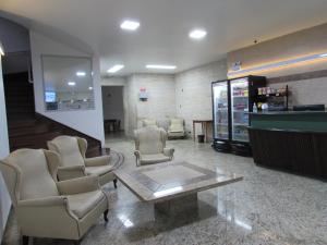 una sala de espera con sillas y una mesa en una farmacia en Hotel Paramount - São Paulo - Próximo a 25 de Março, Brás e Bom Retiro "Garanta já sua hospedagem", en São Paulo