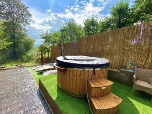 a wooden barrel with a fountain in a yard at Chalet Luna Parang in Petroşani