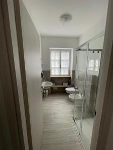 een badkamer met 2 wastafels en 2 toiletten bij Villa Vittoria in Stresa