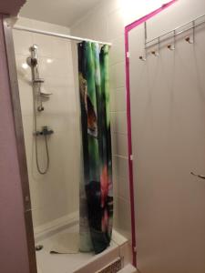een douche met een douchegordijn in de badkamer bij La Désirade in Montmirail