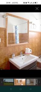 a bathroom with a sink and a mirror at San Antonio cuatro vientos in Pétrola