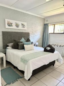 a bedroom with a large bed in a room at Meet U at the Beach in Hibberdene