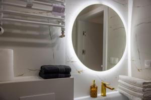 a bathroom with a mirror and a sink at Imperial Citi Yes Apartament in Krakow +5 photos