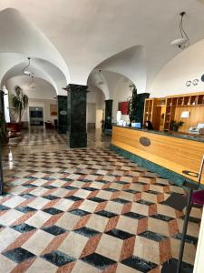 un vestíbulo vacío con suelo a cuadros en Hotel Vecchio Mulino, en Monopoli