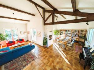TV a/nebo společenská místnost v ubytování Villa avec piscine et vue panoramique