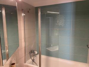 A bathroom at ERKEL 18 APARTMAN