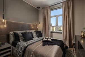 Un dormitorio con una cama y una ventana grande. en Nautilus Luxury Apartments 1, en Rijeka