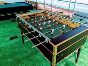 ein Tisch mit einem Baseballteam darauf in der Unterkunft Finca House by Fataga Maspalomas in San Bartolomé de Tirajana