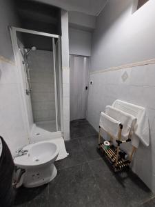 ein Bad mit einem WC, einer Dusche und einem Waschbecken in der Unterkunft Esmeralda Il Quadrifoglio Airport Fontanarossa in Catania