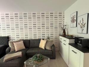 a living room with a couch and a microwave at Ferienwohnung Lia in Altenau