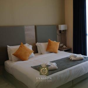 ein Hotelzimmer mit einem Bett mit Handtüchern darauf in der Unterkunft Liberté Hotels Oran in Oran