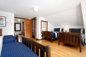 - une chambre avec 2 lits et 2 bancs dans l'établissement 388 Main Street Chatham Cape Cod - - The Priscilla House, à Chatham